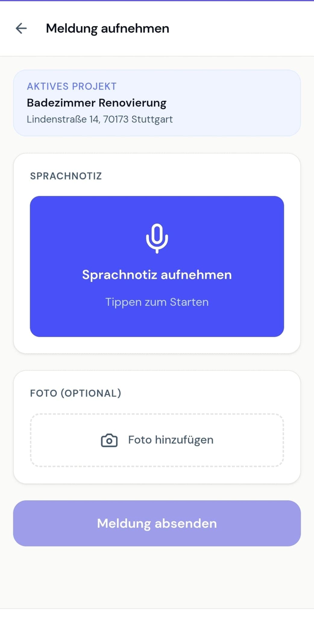 Screenshot der BauMeld Mobile-App: Monteur nimmt eine Sprachnotiz auf der Baustelle auf